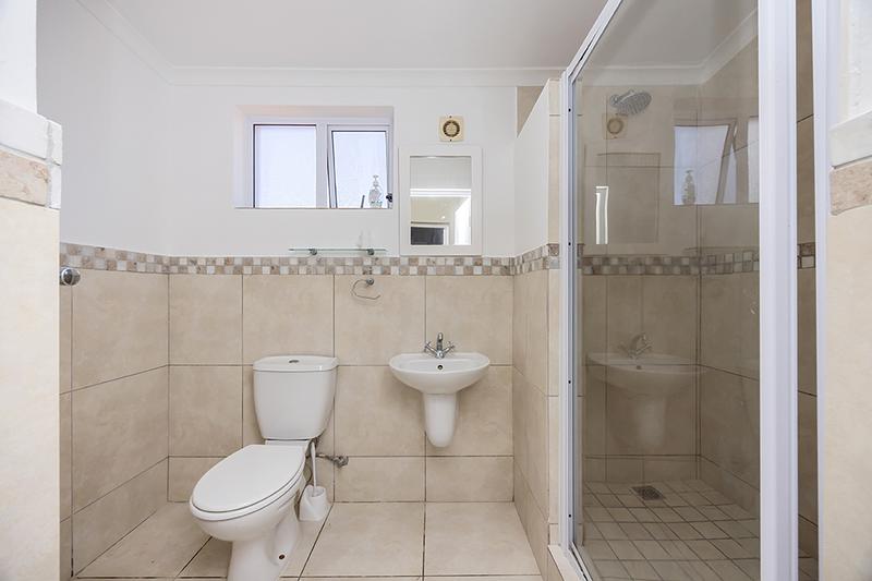 To Let 5 Bedroom Property for Rent in Bloubergstrand Western Cape